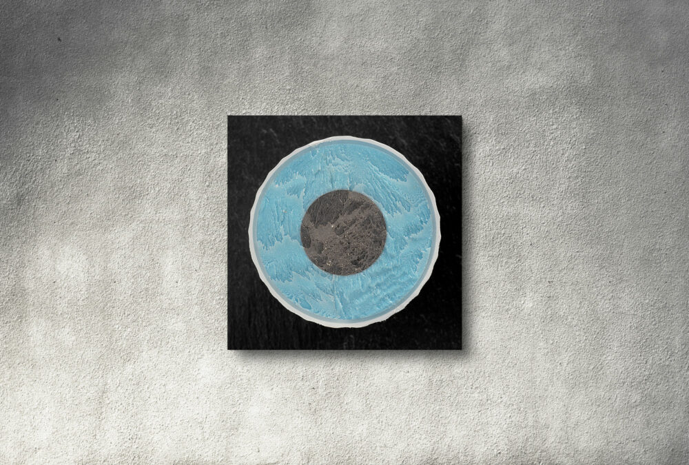 Fineartprint eines blauen, halbierten Golfballs