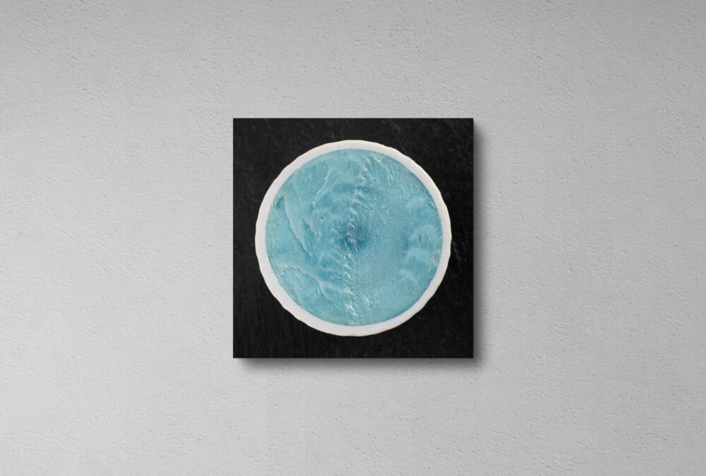 Fineartprint eines halbierten zartblauen Golfballs